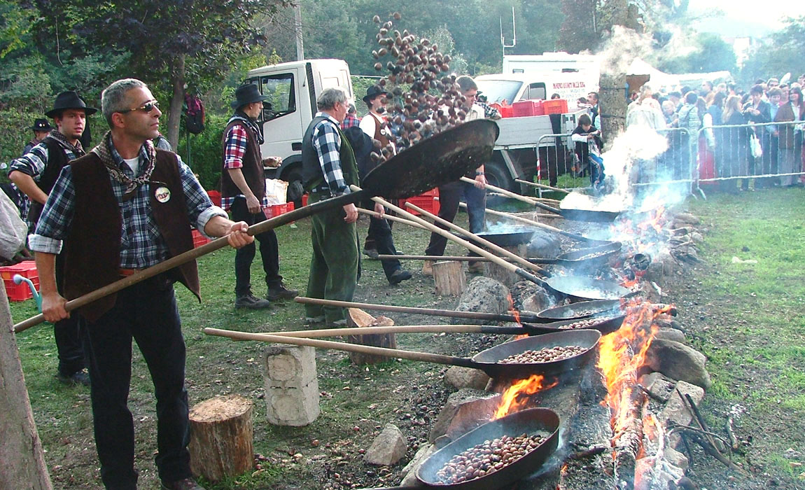 La cottura delle "brusatà" alla Sagra del Marrone